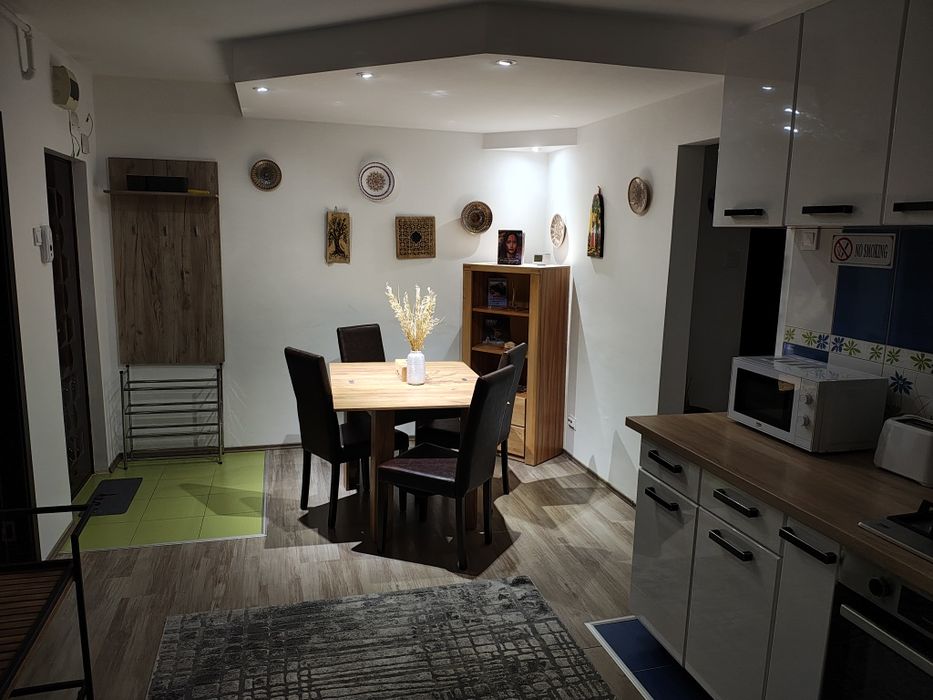 Apartament 4 camere cu balcon si pivnita zona Vasile Aaron