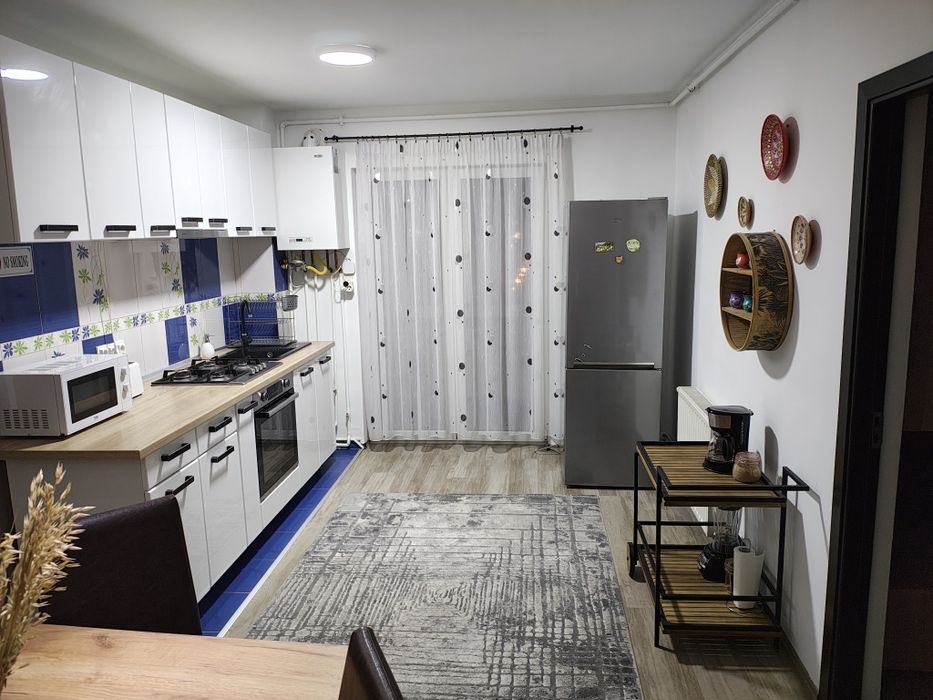 Apartament 4 camere cu balcon si pivnita zona Vasile Aaron