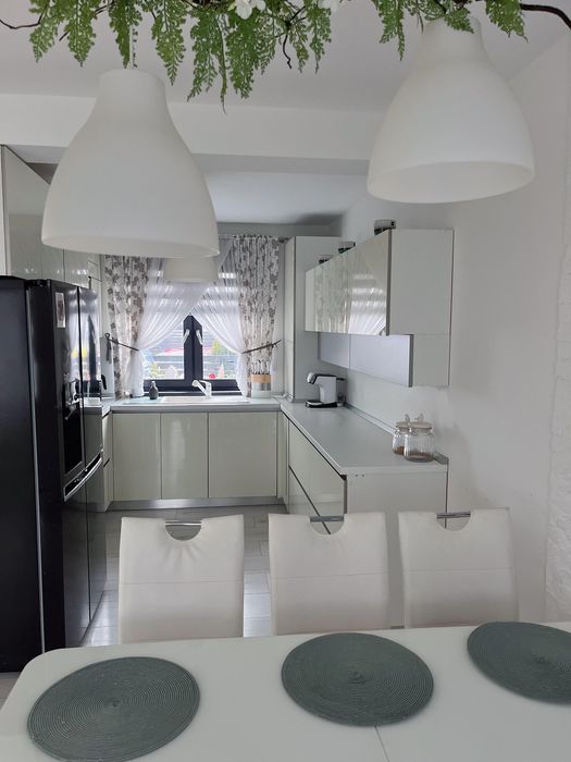 Casa mobilata cu 4 camere 2 bai 2 parcari si curte in Selimbar