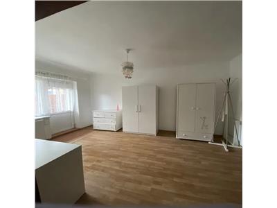 Casa cu 3 camere si  parcare in zona Centrala