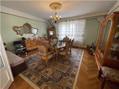 Casa cu 5 camere 2 bai 2 balcoane si garaj in zona Centrala