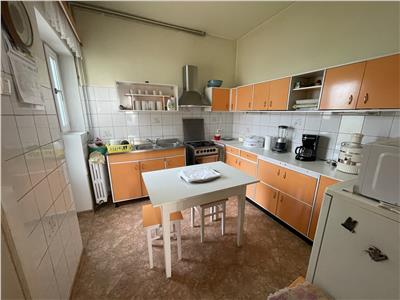 Casa cu 5 camere 2 bai 2 balcoane si garaj in zona Centrala