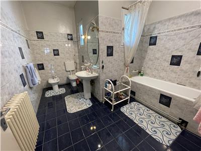 Casa cu 5 camere 2 bai 2 balcoane si garaj in zona Centrala
