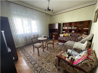 Casa cu 5 camere 2 bai 2 balcoane si garaj in zona Centrala