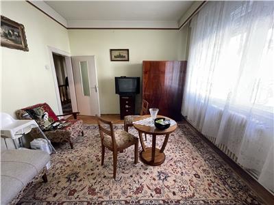Casa cu 5 camere 2 bai 2 balcoane si garaj in zona Centrala