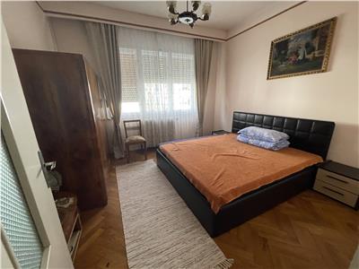 Casa cu 5 camere 2 bai 2 balcoane si garaj in zona Centrala