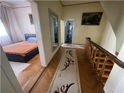 Casa cu 5 camere 2 bai 2 balcoane si garaj in zona Centrala