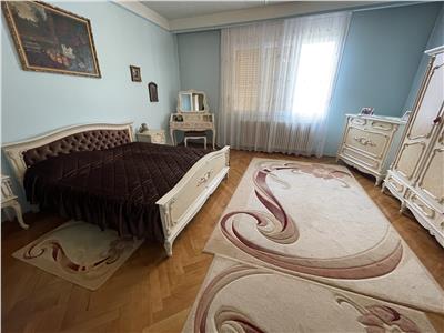 Casa cu 5 camere 2 bai 2 balcoane si garaj in zona Centrala