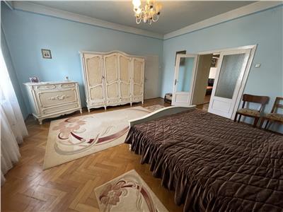 Casa cu 5 camere 2 bai 2 balcoane si garaj in zona Centrala