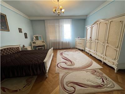 Casa cu 5 camere 2 bai 2 balcoane si garaj in zona Centrala