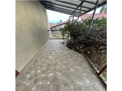 Casa cu 5 camere 2 bai 2 balcoane si garaj in zona Centrala