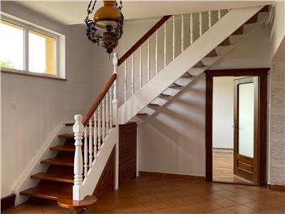Casa cu 6 camere 3 bai si teren 757 mp in Cartierul Lazaret