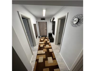 Apartament recent renovat cu 3 camere si 2 bai zona Mihai Viteazu
