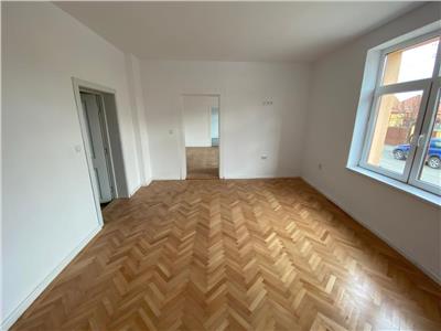 Casa cu 3 camere 2 bai si pivnita in Cartierul Lazaret