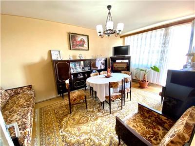 Apartament decomandat 3 camere si balcon pe Mihai Viteazu