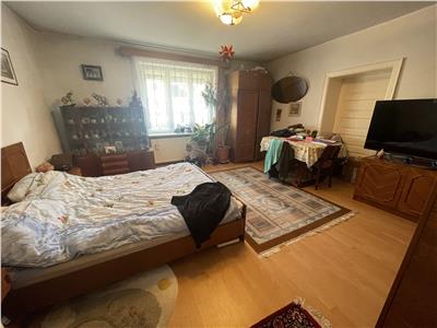 Casa cu 9 camere 3 bai 994 mp teren Parcul Sub Arini