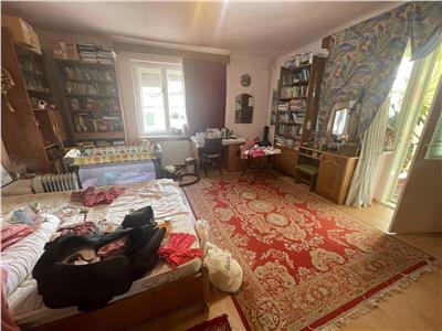 Casa cu 9 camere 3 bai 994 mp teren Parcul Sub Arini