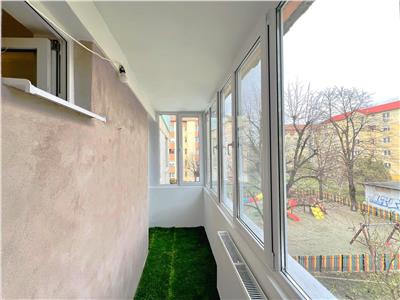Apartament renovat cu 2 camere si balcon inchis pe Str Goraslau