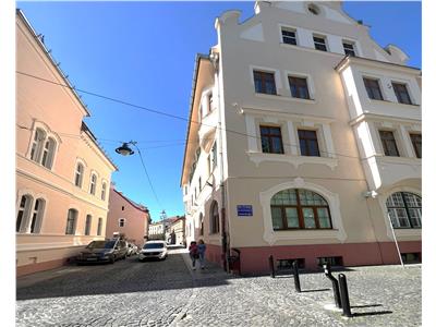 Apartament ultracentral etajul 1 cu 2 camere 86 mpu si pivnita