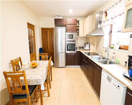 Casa moderna cu 4 camere terasa si garaj interior in Sura Mare