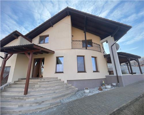 Casa moderna cu 4 camere terasa si garaj interior in Sura Mare