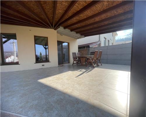 Casa moderna cu 4 camere terasa si garaj interior in Sura Mare