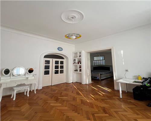 Apartament cu 3 camere 2 bai si garaj zona Premium