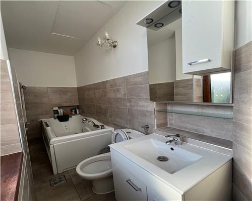 Apartament cu 3 camere 2 bai si garaj zona Premium