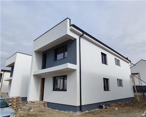 Casa cu 4 camere 2 bai 2 balcoane si 50 mp curte in Arhitectilor