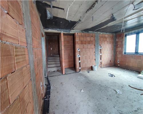 Casa cu 4 camere 2 bai 2 balcoane si 50 mp curte in Arhitectilor