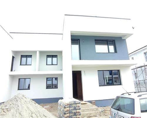 Casa cu 4 camere 2 bai 2 balcoane si 50 mp curte in Arhitectilor