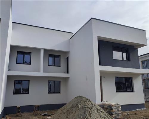 Casa cu 4 camere 2 bai 2 balcoane si 50 mp curte in Arhitectilor
