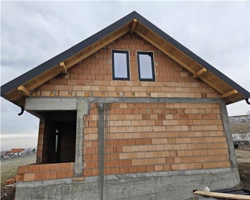 Casa cu 4 camere 2 bai 180 mpu in zona Sura Mare