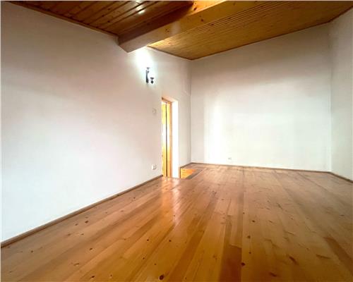 Apartamet la casa 77 mp mpu 2 camere pivnita pod zona centrala
