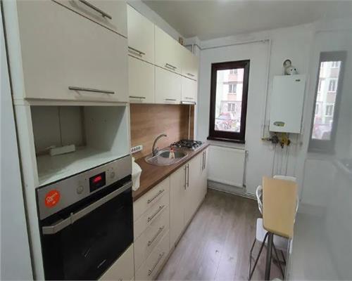 Apartament cu 3 camere balcon si pivnita pe Mihai Viteazu