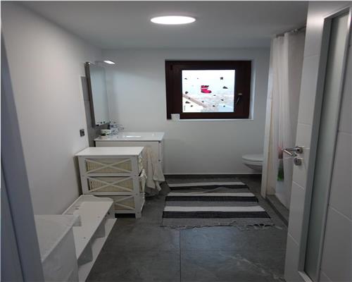 Casa intabulata cu 5 camere si 4 bai in Sura Mica