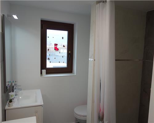 Casa intabulata cu 5 camere si 4 bai in Sura Mica