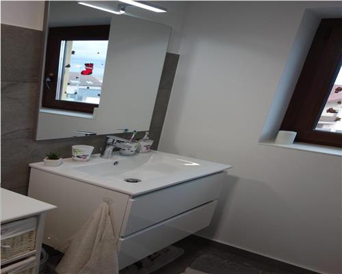 Casa intabulata cu 5 camere si 4 bai in Sura Mica