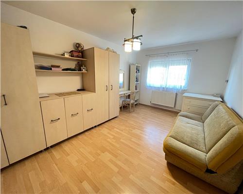 Apartament cu 2 camere decomandat balcon si pivnita in Vasile Aaron