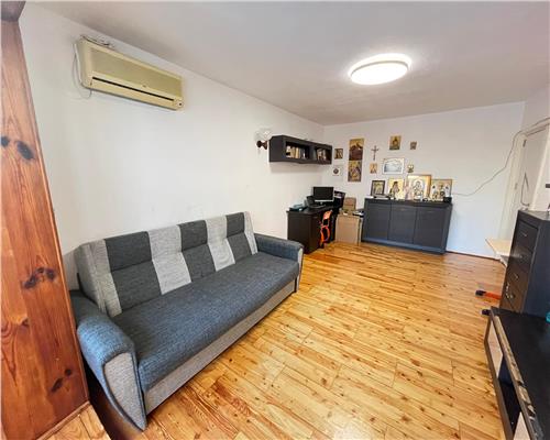 Apartament etaj 1 cu 3 camere decomandat 2 bai 2 balcoane zona Turnisor