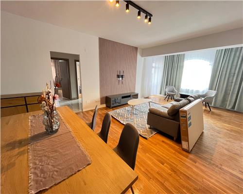 Apartament de lux 3 camere 2 bai si parcare in zona Centrala