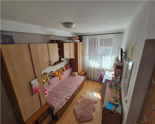 Apartament cu 4 camere si balcon in zona Rahovei