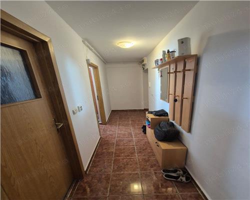 Apartament cu 4 camere si balcon in zona Rahovei