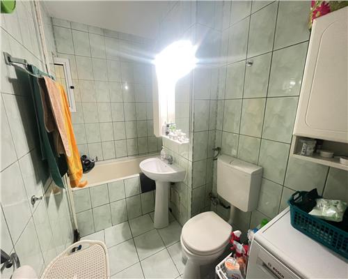 Apartament 2 camere decomandat si balcon zona Vasile Aaron