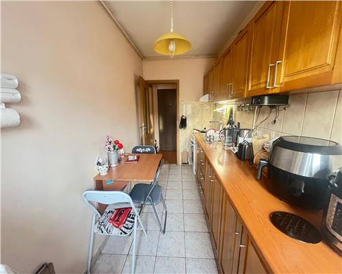 Apartament 2 camere decomandat si balcon zona Vasile Aaron