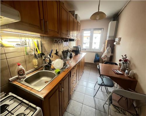 Apartament 2 camere decomandat si balcon zona Vasile Aaron