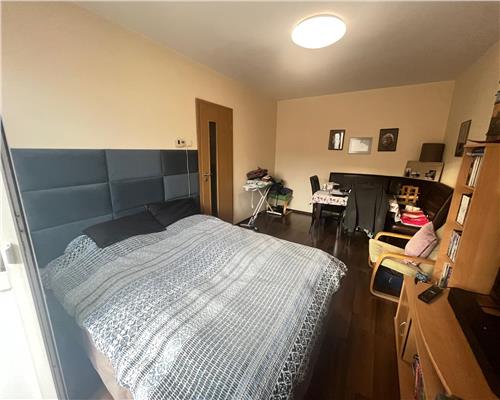 Apartament 2 camere decomandat si balcon zona Vasile Aaron
