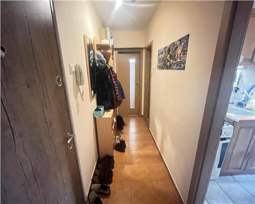 Apartament 2 camere decomandat si balcon zona Vasile Aaron