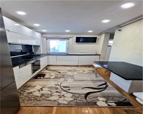 Apartament Modern cu 4 Camere Balcon si Parcare Central