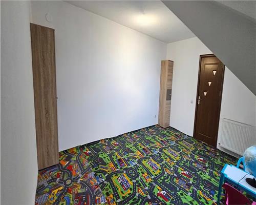 Apartament 4 camere si Balcon in zona Cedonia